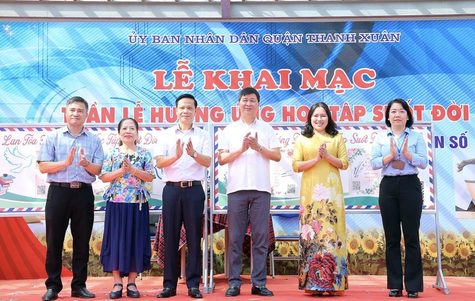 Các đại biểu hưởng ứng,  phát động Tuần lễ hưởng ứng học tập suốt đời