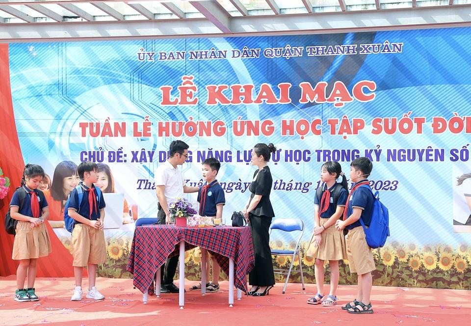 Thầy cô giáo và học sinh biểu diễn tiểu phẩm