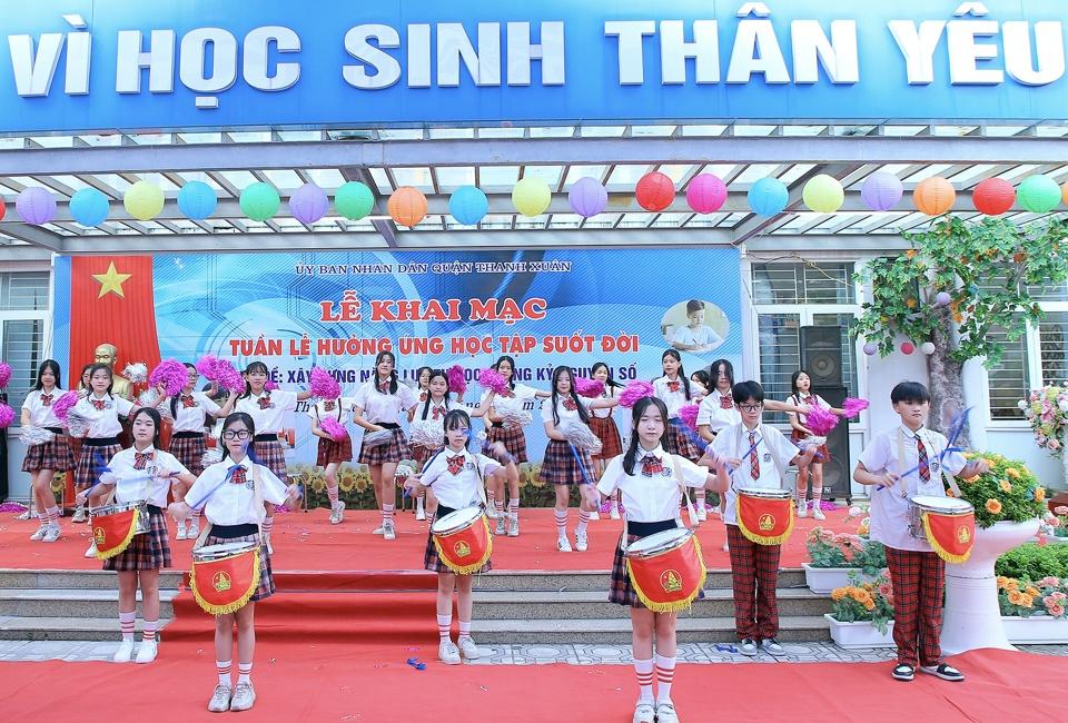 Tiết mục biểu diễn của các học sinh Trường Tiểu học Kim Giang tại lễ phát động