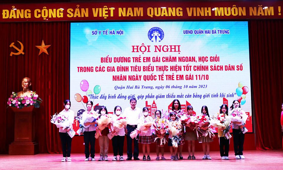 Biểu dương trẻ em gái chăm ngoan, học giỏi trong các gia đình tiêu biểu thực hiện tốt chính sách dân số.