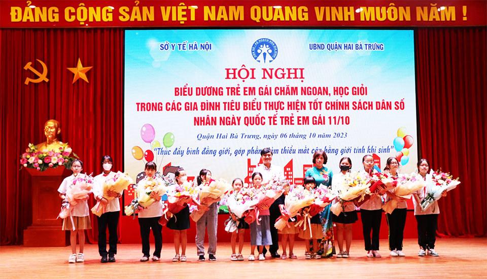 Lãnh đạo Chi cục Dân số - KHHGĐ Hà Nội và quận Hai Bà Trưng tặng hoa biểu dương trẻ em gái chăm ngoan, học giỏi nhân ngày Quốc tế trẻ em gái (11/10) năm 2023.