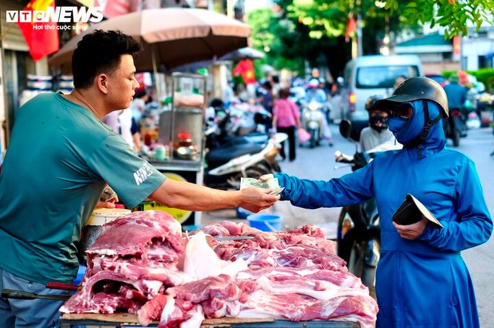 Giá heo hơi gần chạm đáy, người dân vẫn phải mua thịt heo giá ‘trên trời’ - Ảnh 2.