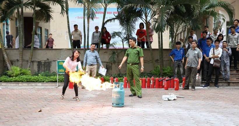 Sinh viên Trường ĐH Thủy lợi thực hành kỹ năng ứng phó khi có sự cố cháy nổ. Ảnh: NTCC ảnh 1