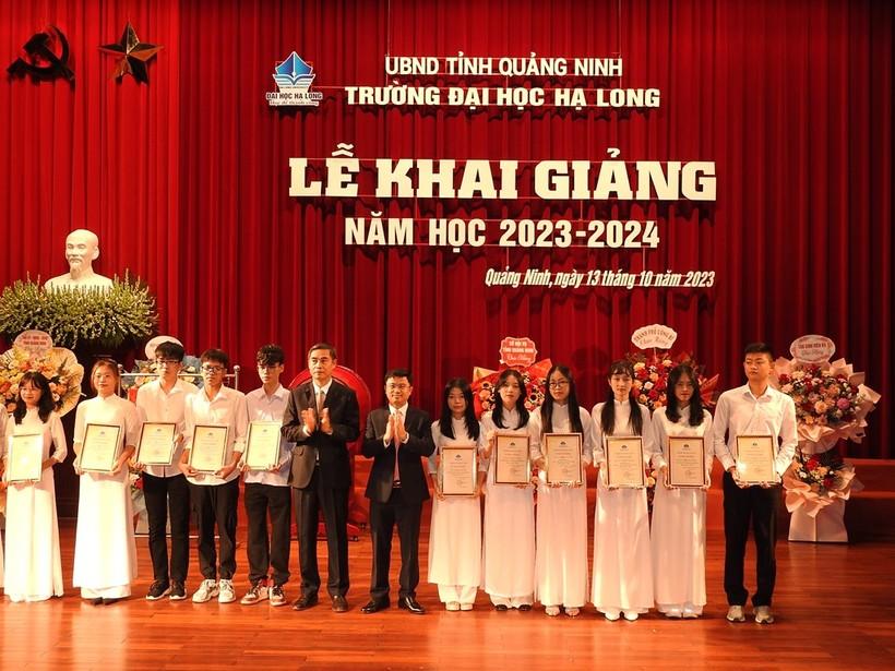 Nhà trường cũng vinh danh các thủ khoa tuyển sinh năm học 2023-2024. ảnh 2