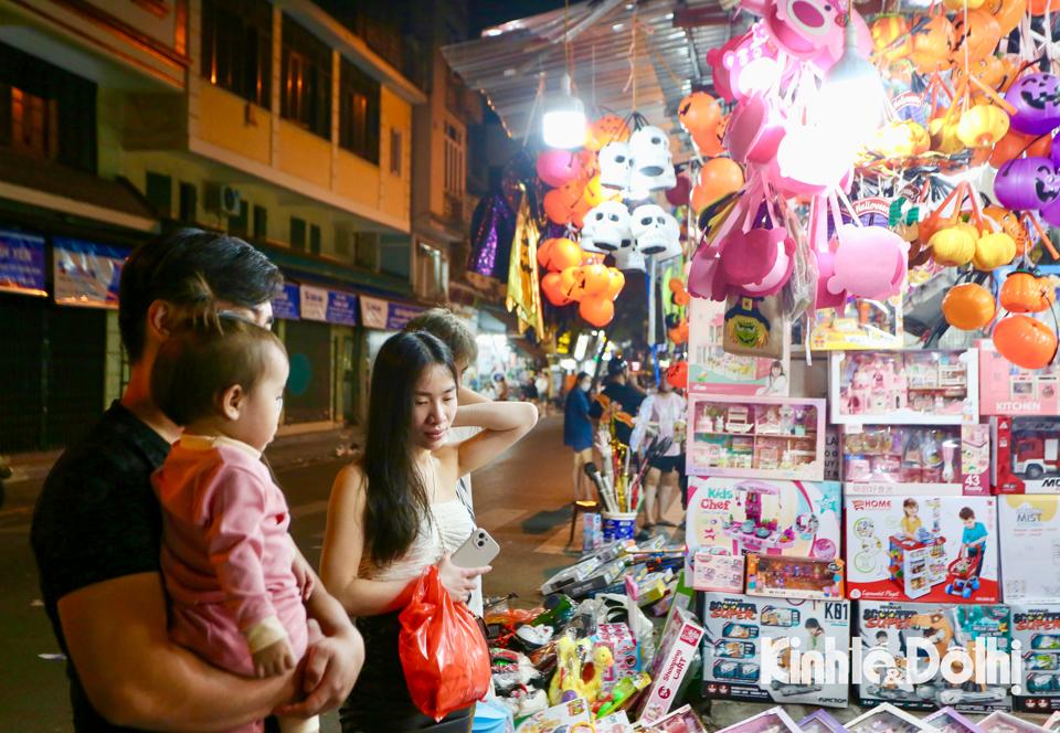 Theo ghi nhận của phóng viên Báo Kinh tế & Đô thị, chưa tới ngày Halloween nhưng các em nhỏ đã được phụ huynh đưa đi chơi và mua sắm chuẩn bị cho lễ hội hoá trang.