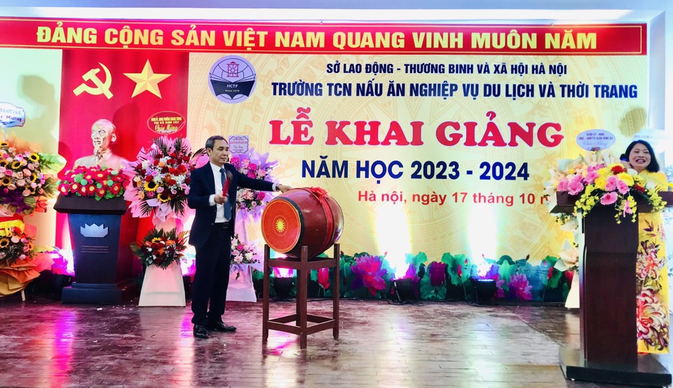 Hiệu trưởng Nguyễn Xuân Hùng đánh trống khai giảng năm học 2023 - 2024. Ảnh: Trần Oanh.