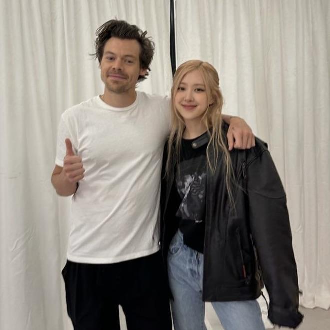 Rosé chụp ảnh thân thiết với Harry Styles. Ảnh: Instagram