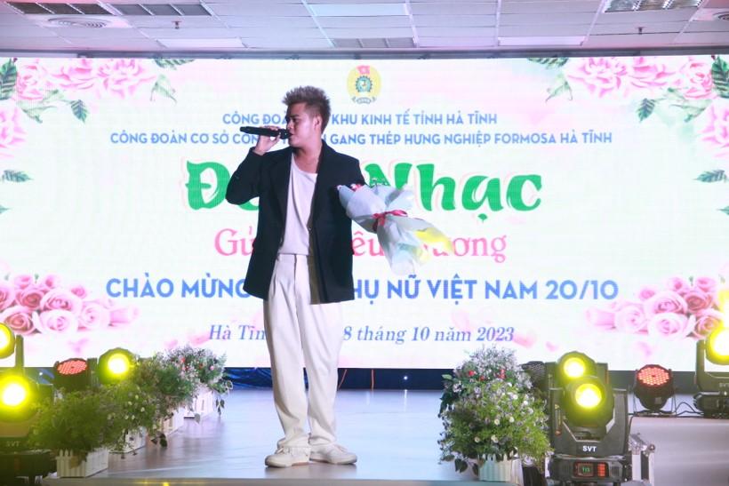 Nam ca sỹ trẻ Thái Học biểu diễn tại đêm giao lưu. ảnh 7