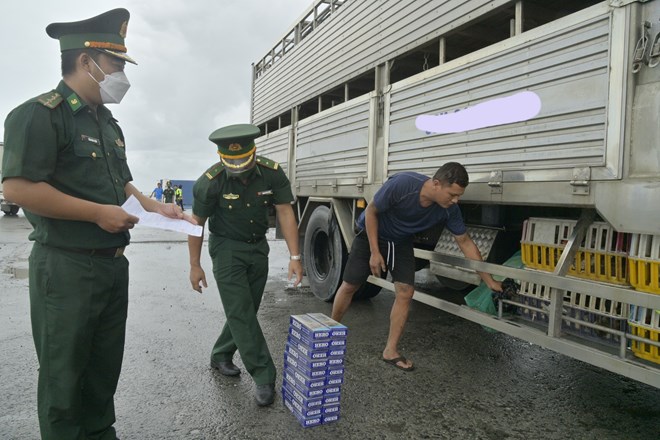 Thuốc lá, đường cát được giấu, trà trộn vào hành lý, hàng hóa để buôn lậu