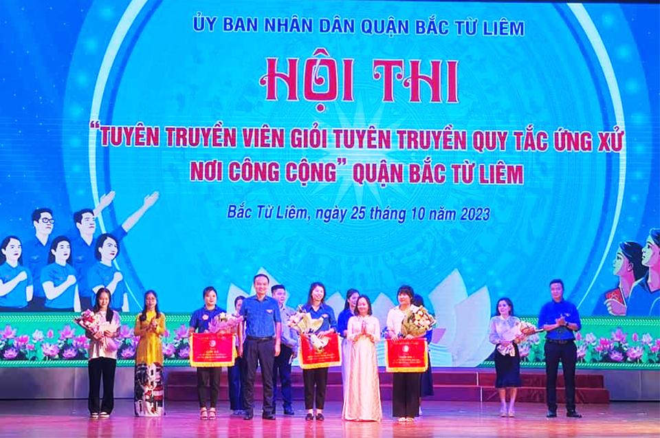 Lãnh đạo phòng Văn hóa và thông tin quận, Bí thư Đoàn Thanh niên quận trao giải cho các đội thi.