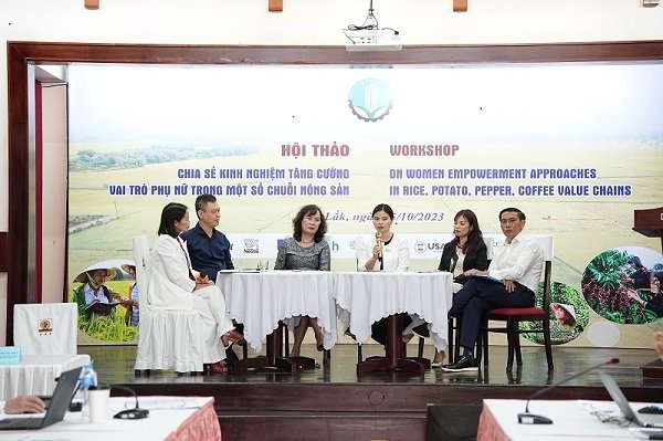 Bà Lê Thị Hoài Thương, quản lý cấp cao , Nestlé Việt Nam (thứ 4 từ trái qua phải) chia sẻ cùng các diễn giả tại hội thảo. Ảnh: Nestlé