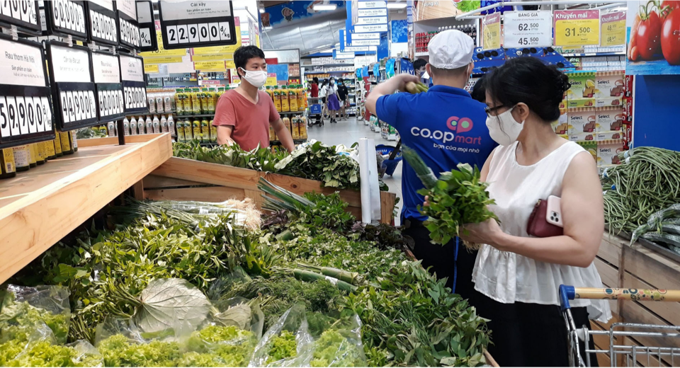 Người tiêu dùng mua hàng giảm giá tại siêu thị Co.op Mart. Ảnh: Hoài Nam