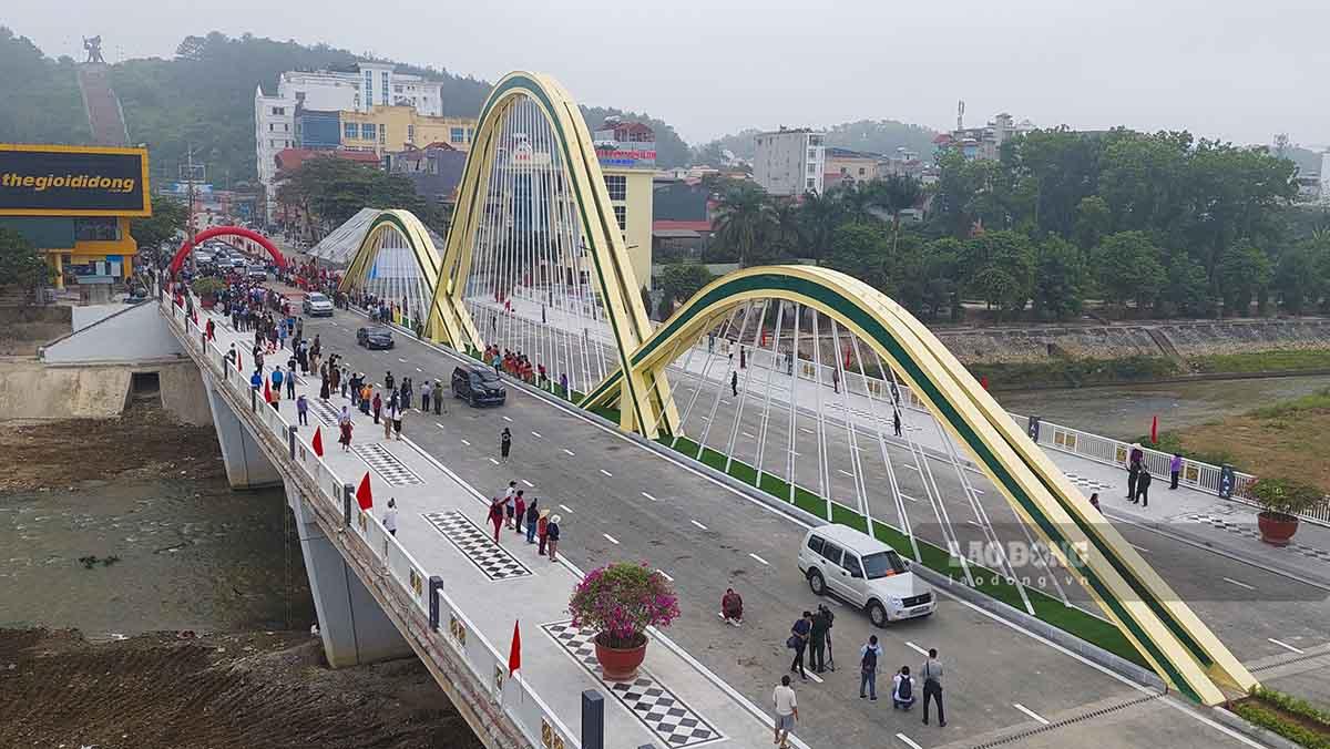 Những đoàn x đầu tiên qua cầu Thanh Bình. Ảnh: Văn Thành Chương