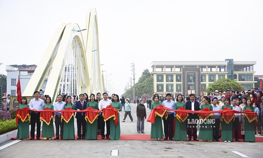 Các đại biểu dự Lễ thông xe Cầu Thanh Bình. Ảnh: Văn Thành Chương