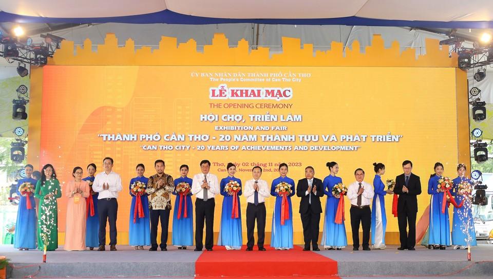 Lãnh đạo TP Cần Thơ cùng các đại biểu cắt băng khai mạc hội chợ.