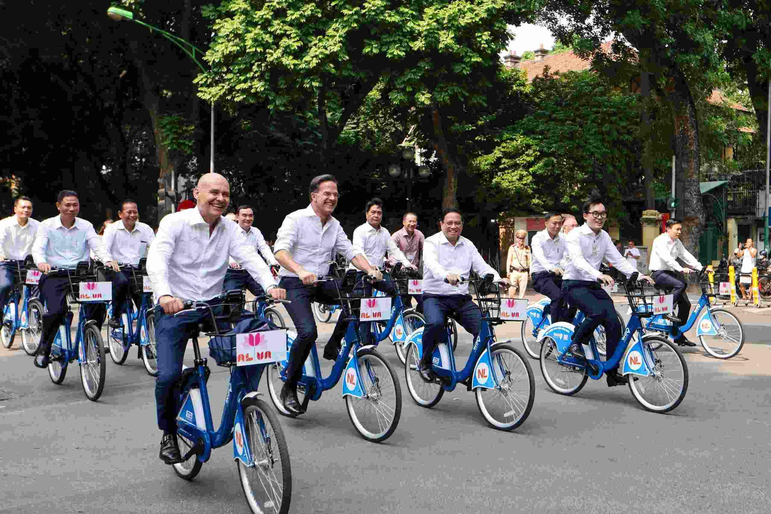 Thủ tướng Chính phủ Phạm Minh Chính và Thủ tướng Hà Lan Mark Rutte cùng đạp xe trên cung đường qua các phố xung quanh khu vực Hoàng thành Thăng Long. Ảnh: Hải Nguyễn