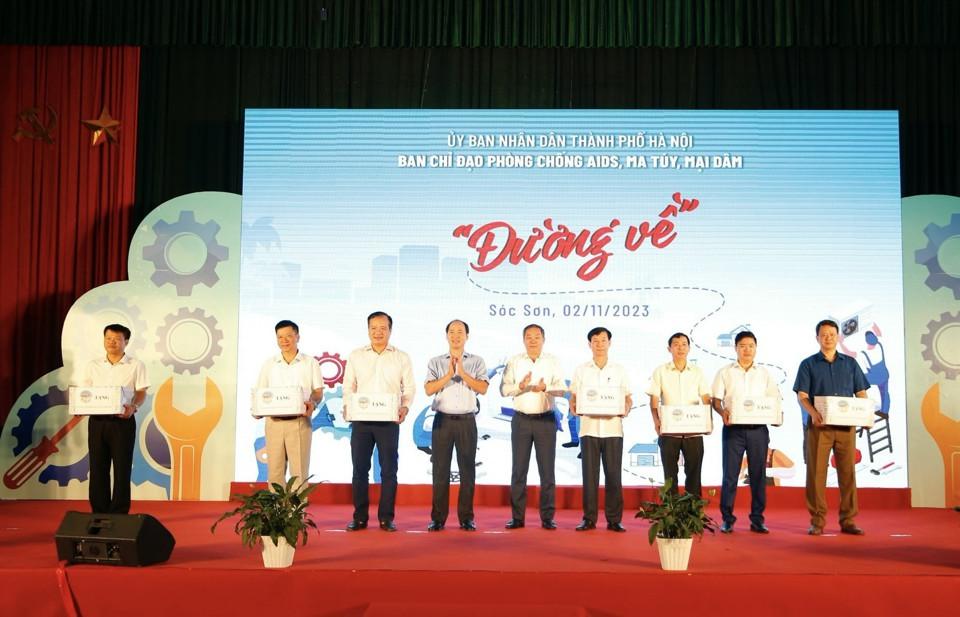 Trưởng ban Chỉ đạo 89/TP tặng quà cho 7 cơ sở cai nghiện ma túy của TP. Ảnh: Trần Oanh