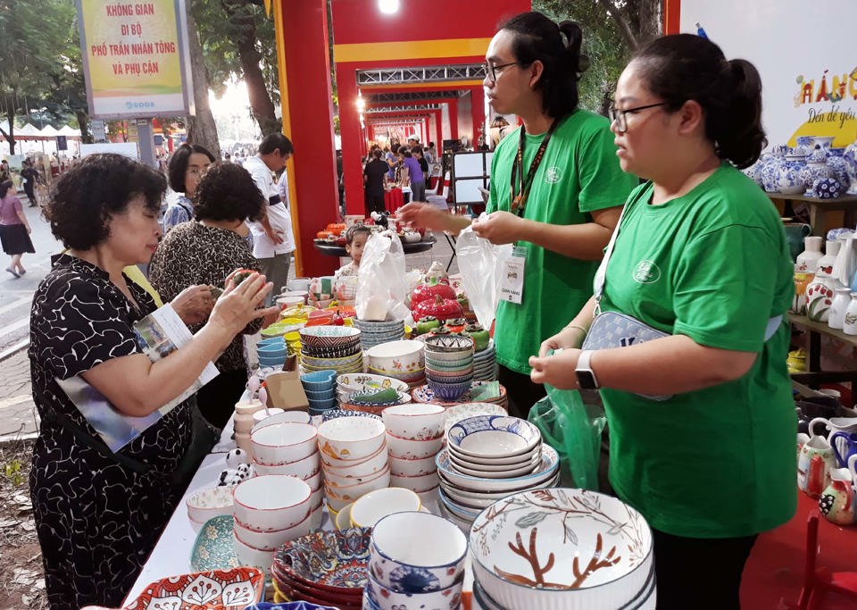 Người tiêu dùng tham quan mua sắm sản phẩm gốm Bát Tràng tại Lễ hội Quà tặng Du lịch Hà Nội 2023. Ảnh: Hoài Nam.