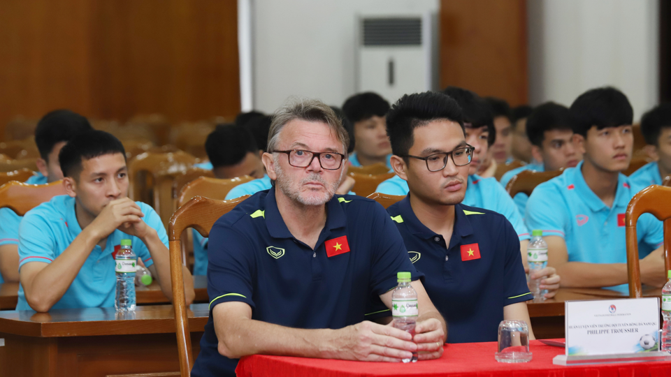 HLV Philippe Troussier và các học trò sẽ lên đường sang Philippines vào sang ngày 13/11. Ảnh: VFF.