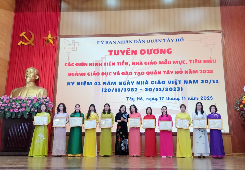 Trưởng Ban Tuyên giáo Quận uỷ Tây Hồ Trần Thị Thu Hường trao khen thưởng cho những giáo viên có thành tích xuất sắc trong năm học 2022 - 2023.