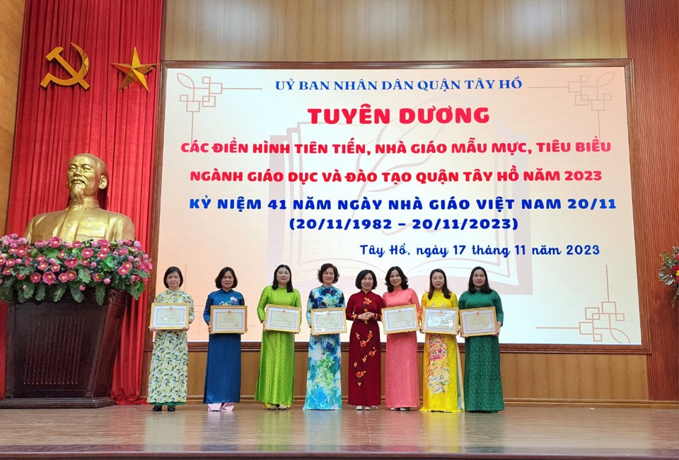 Bí thư Quận uỷ Tây Hồ Lê Thị Thu Hằng trao khen thưởng cho các cá nhân có thành tích xuất sắc.