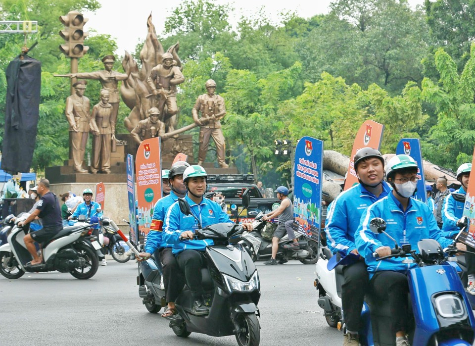 Thanh niên Thủ đô tham tuyên truyền về gìn giữ trật tự an toàn giao thông.