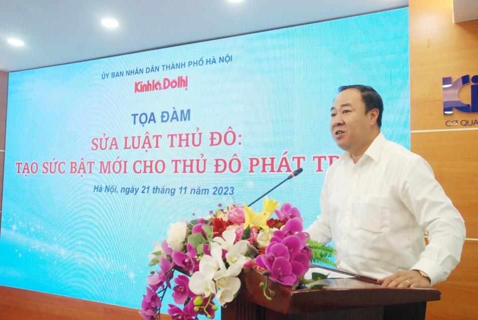 Ông Nguyễn Xuân Khánh - Phó Tổng Biên tập báo Kinh tế & Đô thị phát biểu khai mạc tọa đàm.  