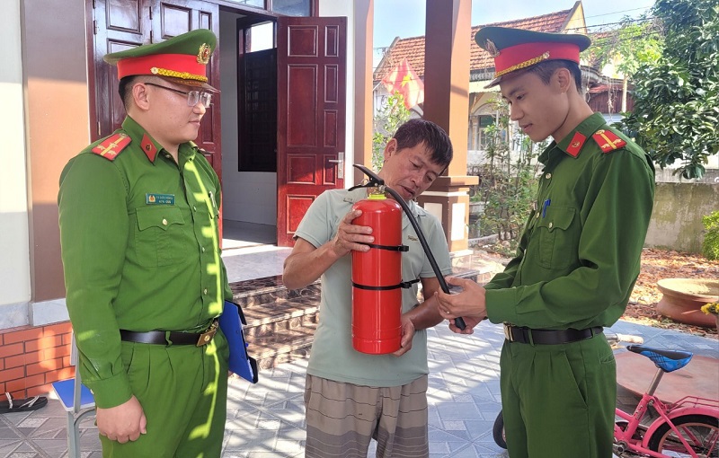 Gia đình ông Lê Văn Huệ ở phường Nam Hồng, thị xã Hồng Lĩnh chủ động mua sắm bình chữa cháy