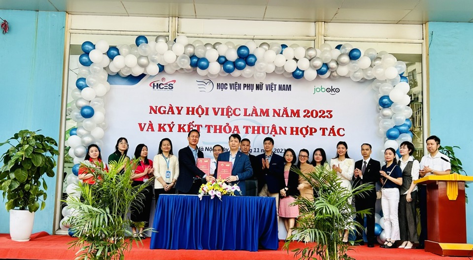 Lãnh đạo Trung tâm Dịch vụ việc làm Hà Nội và Học viện Phụ nữ Việt Nam ký kết thỏa thuận hợp tác. Ảnh: Trần Oanh. 