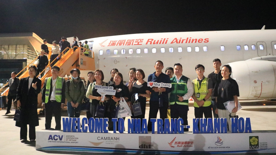 Hãng Hàng không Ruili Airlines, đến từ Côn Minh - Trung Quốc, đã mở lại đường bay thẳng đến Khánh Hòa. (Ảnh: Cam Ranh Airport)