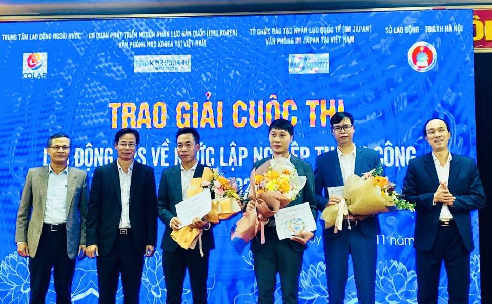 Trong khuôn khổ Hội chợ việc làm, Ban tổ chức trao giải cuộc thi “Lao động EPS về nước khởi nghiệp thành công năm 2023”. Ảnh: Nguyễn Hải.