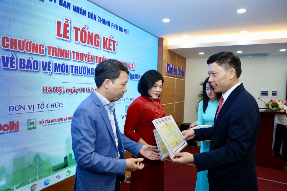 Tổng Biên tập báo Kinh tế & Đô thị, Trưởng Ban Tổ chức Chương trình truyền thông “Bảo vệ môi trường trên địa bàn TP Hà Nội năm 2023” Nguyễn Thành Lợi trao khen thưởng cho các tập thể tích cực tham gia cuộc thi.