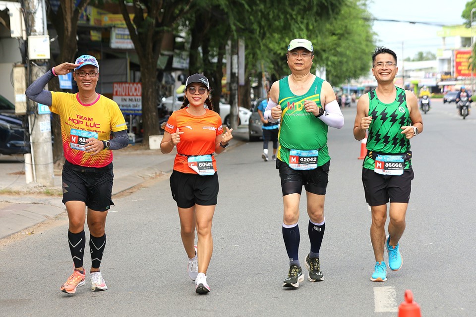  Ông Trương Quang Hoài Nam (thứ 2 bên phải), Phó trưởng Ban Đối ngoại Trung ương tham dự cự ly 42km.