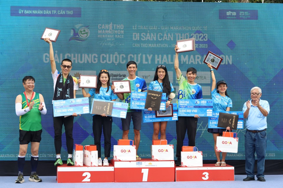 Ban tổ chức trao thưởng các vận động viên ở giải Marathon quốc tế di sản Cần Thơ 2023 ­ - Cần Thơ Heritage Marathon 2023. (Ảnh Trung Phạm)