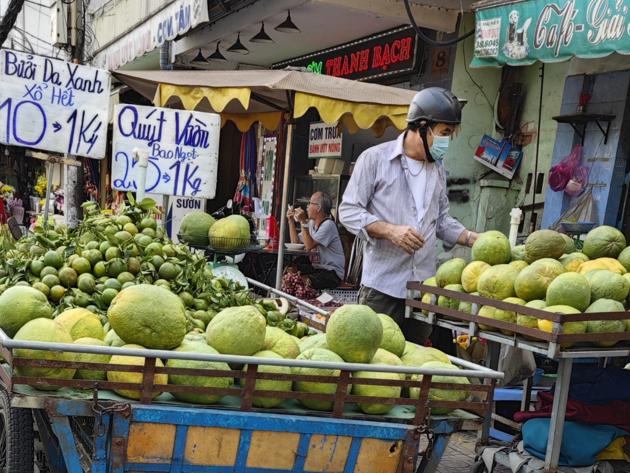 Bưởi da xanh dội chợ- Ảnh 5.