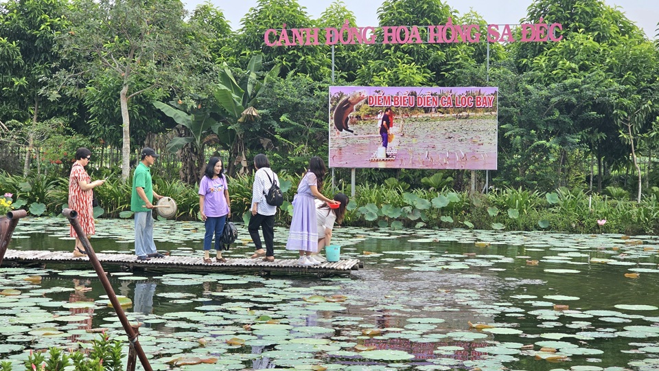 Du khách tham quan khu vui chơi tại làng hoa Sa Đéc. (Ảnh Hữu Tuấn)