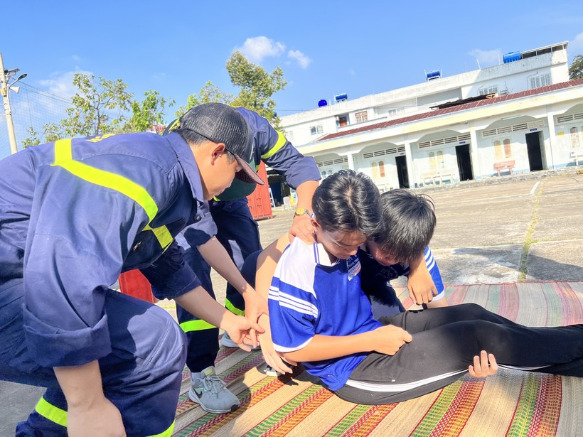 Học sinh hào hứng tham gia thực hành cứu nạn, cứu hộ.