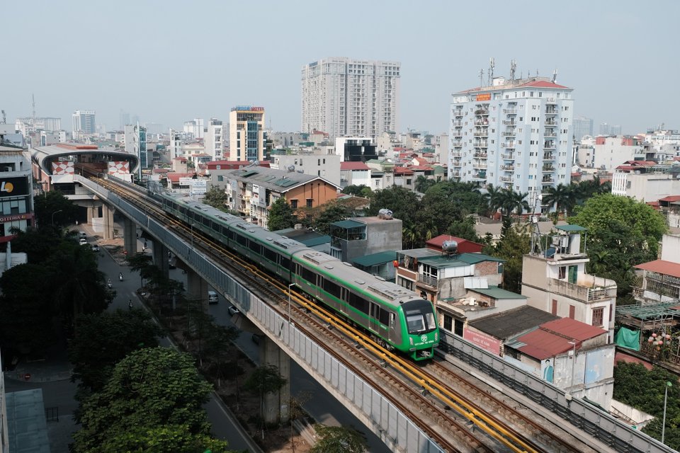 Theo GS-TS Hoàng Văn Cường, phát triển mô hình đô thị TOD không chỉ với những khu đô thị mới, mà cả với khu vực tái thiết đô thị, cải tạo các khu chung cư cũ, nhà ở cũ xây dựng tự phát trong khu vực nội đô... Ảnh: Phạm Hùng