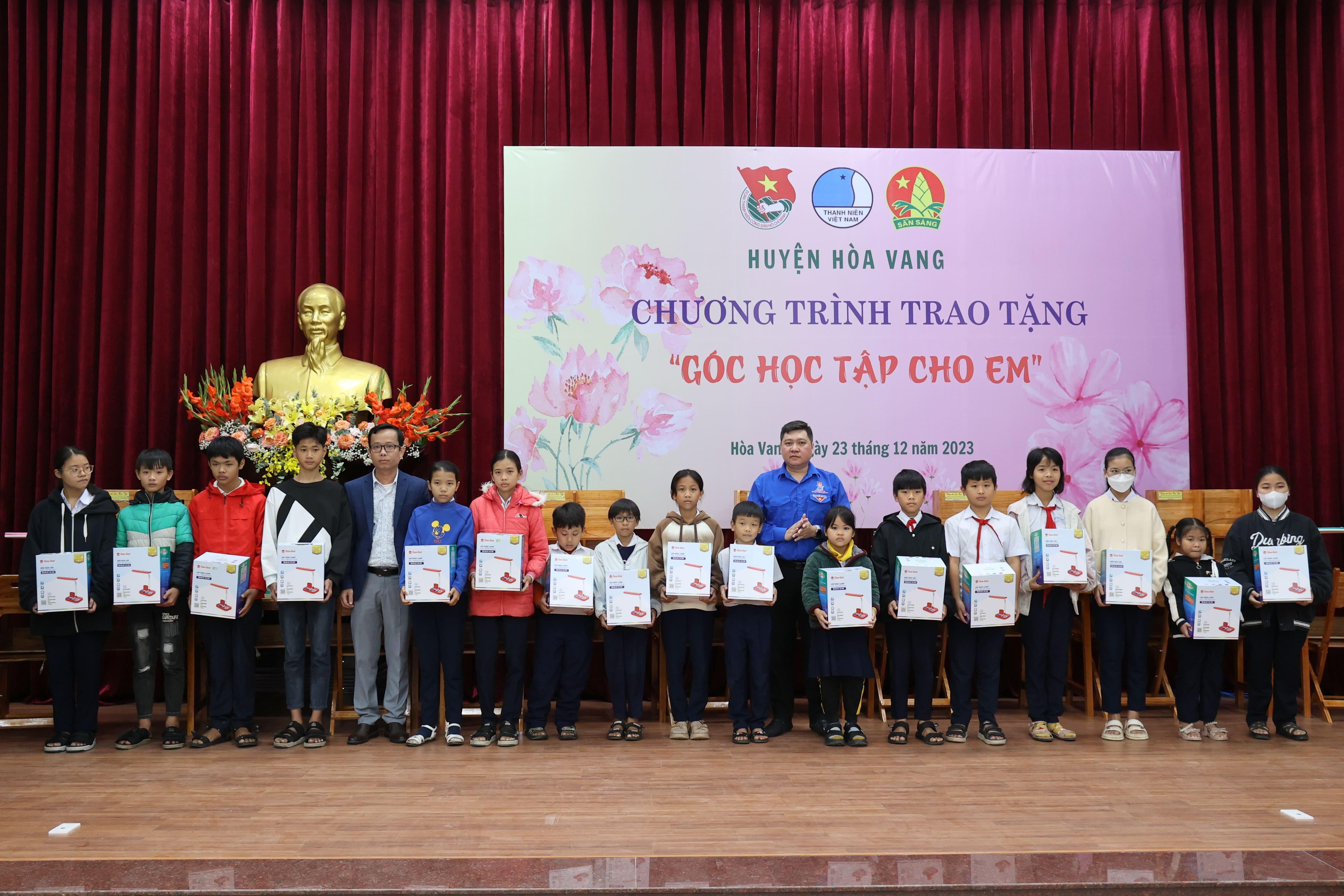 Ông Nguyễn Tuấn Anh - Bí thư Đoàn Thanh niên EVNCPC trao tặng đèn học và góc học tập cho các em