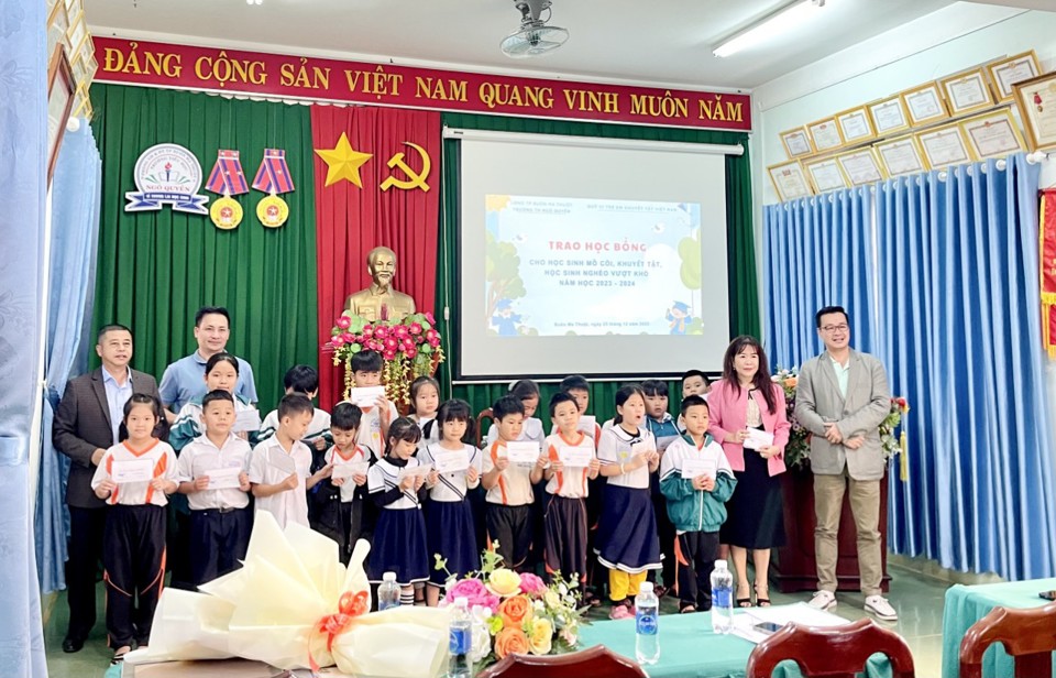 Đại diện Quỹ VTEKTVN và các nhà hảo tâm trao 40 suất học bổng cho học sinh có hoàn cảnh khó khăn tại Trường Tiểu học Ngô Quyền, TP Buôn Ma Thuột, Đắk Lắk.