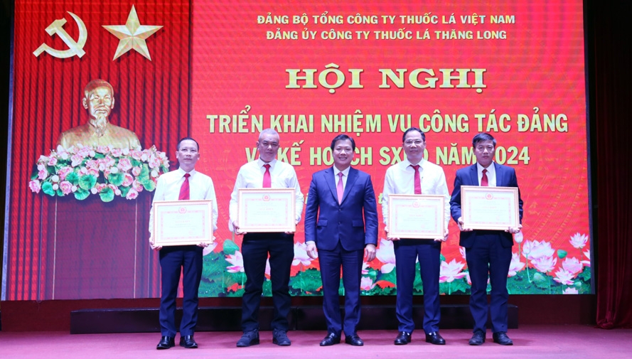 Chủ tịch HĐTV Công ty thuốc lá Thăng Long Nguyễn Quang Huy trao tặng Giấy khen cho các Chi bộ