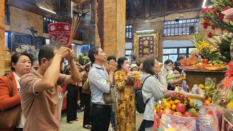 Chùa bà Châu Đốc một trong những địa điểm thu hút hàng triệu lượt khách trong và ngoài tỉnh đến với An Giang. (Ảnh Hữu Tuấn)