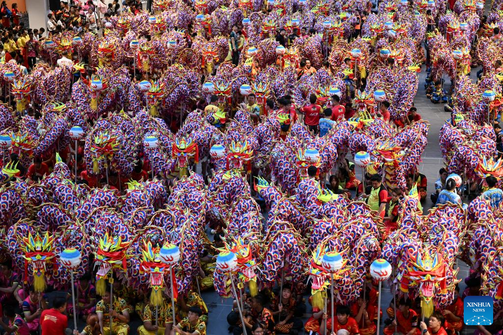 Biểu diễn múa rồng tập thể ở một trung tâm thương mại tại Kelang, bang Selangor, Malaysia ngày 7.1. Ảnh: Xinhua/Cheng Yiheng