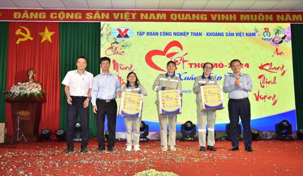 Công nhân, lao động nhận quà bốc thăm trúng thưởng tại “Tết thợ Mỏ” 2024 vùng Tây Nguyên. Ảnh: Truyền thông TKV