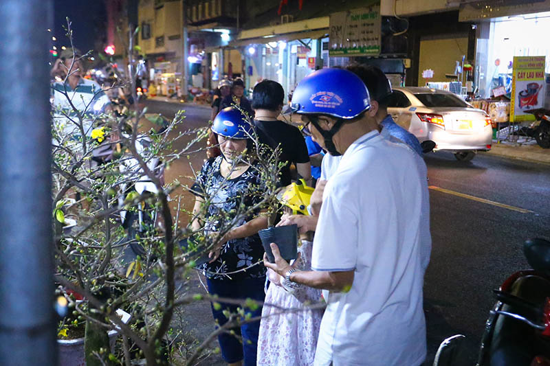 Ông Thanh Sang (ngụ huyện Bình Chánh cho biết): “Tôi chọn đi mua hoa chưng Tết sớm nhằm tạo không khí cho gia đình. Hơn nữa, tôi nghĩ mua hoa Tết sớm để giúp bà con tiểu thương phấn khởi trong những ngày đầu tiên bán ở chợ hoa“.