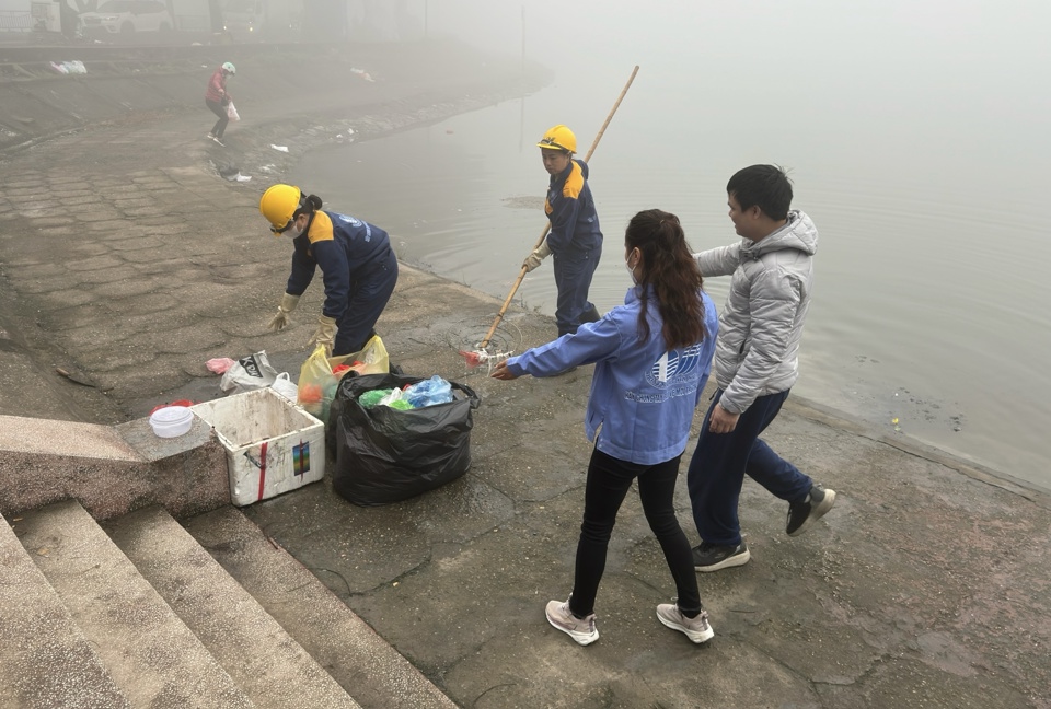 Tại Hồ Định Công, công nhân thoát nước và đoàn thanh niên tổ chức thu dọn tui nilon.