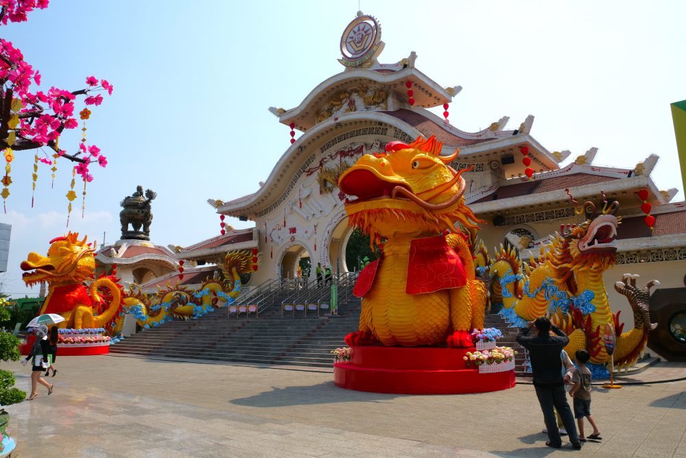 Tại cổng khu du lịch Suối Tiên trình làng đôi linh vật rồng với dáng vẻ ngộ nghĩnh, nhận được nhiều sự quan tâm của cộng đồng mạng. Ảnh: Anh Tú