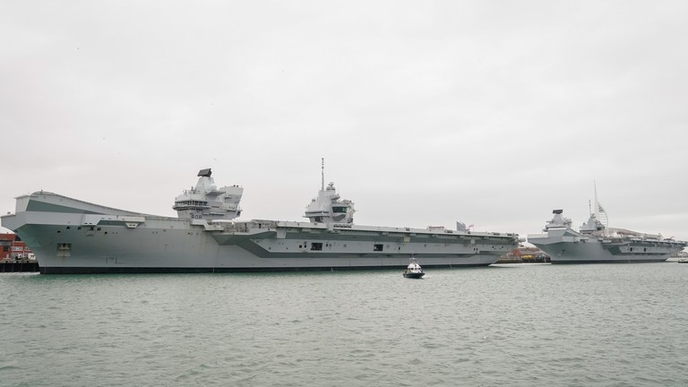 Tàu sân bay HMS Queen Elizabeth (trái) và HMS Prince of Wales (phải) của Hải quân Hoàng gia Anh