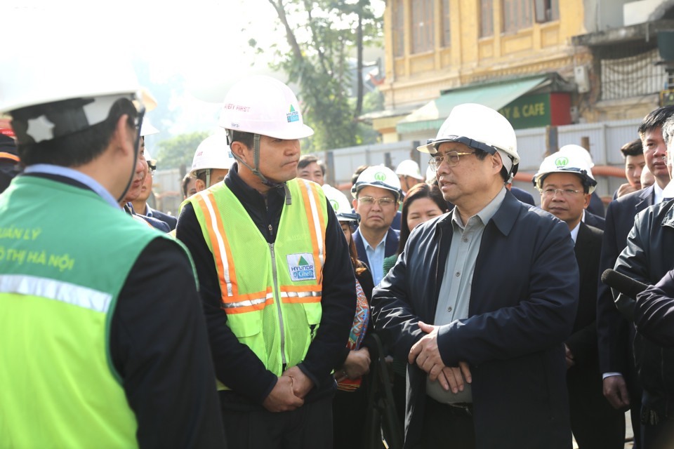 Thủ tướng nghe báo cáo và trao đổi với Ban Quản lý đường sắt đô thị Hà Nội về tiến độ thi công dự án. 