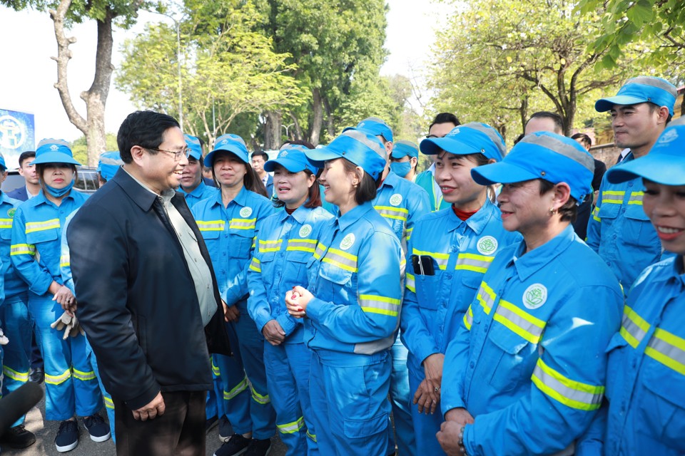 Thủ tướng Phạm Minh Chính đến thăm, chúc Tết công nhân URENCO đang ứng trực tại khu vực đối diện Đài tưởng niệm các Anh hùng liệt sỹ trên đường Hoàng Diệu.